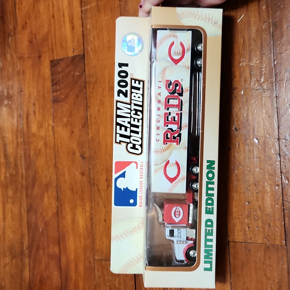 2001 Cincinnati Reds Semi Truck Collectible